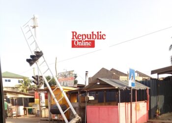 PHOTOS: Hanging traffic light at Ablekuma-Pentecost Junction poses danger to commuters