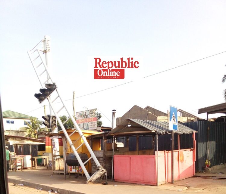 PHOTOS: Hanging traffic light at Ablekuma-Pentecost Junction poses danger to commuters