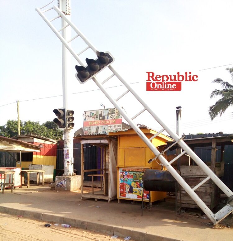 PHOTOS: Hanging traffic light at Ablekuma-Pentecost Junction poses danger to commuters