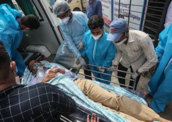 Covid-19: India hospital fire as virus cases hit record high