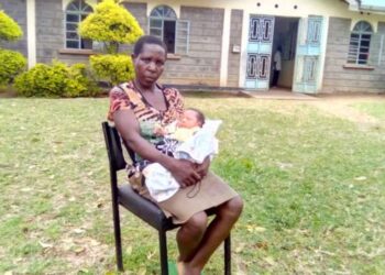 Kenyan girl rows pregnant mother to hospital