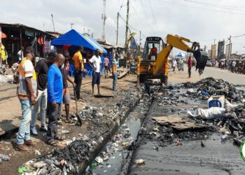 AMA desilt drains in Agbogbloshie, cautions residents to refrain from indiscriminate dumping of waste