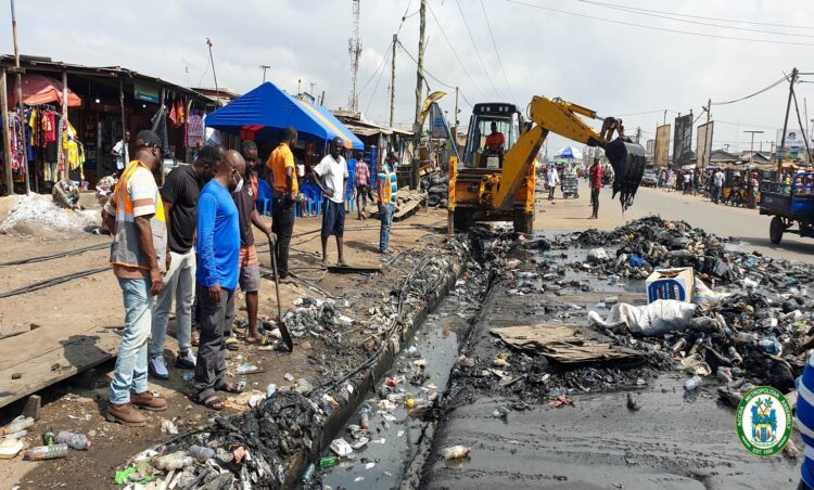 AMA desilt drains in Agbogbloshie, cautions residents to refrain from indiscriminate dumping of waste