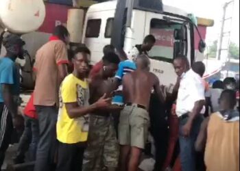 Tipper-truck crashes into Tema motorway toll-booth, attendant feared dead