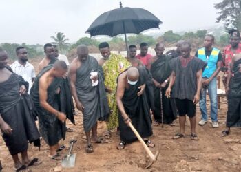 Baffour Osei Kofi II cuts sod for construction of ultra-modern palace at Pakyi No 2