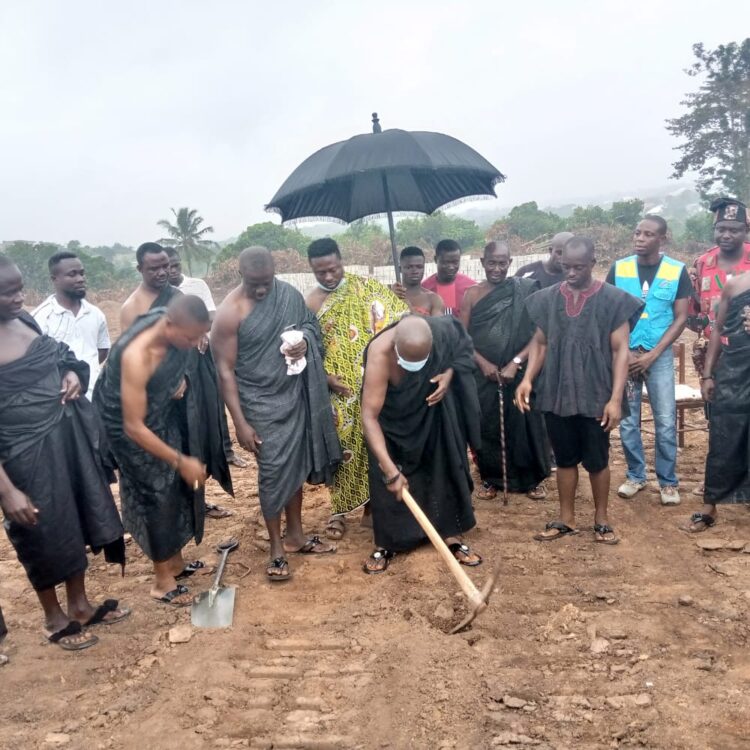 Baffour Osei Kofi II cuts sod for construction of ultra-modern palace at Pakyi No 2