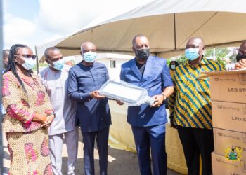Energy Ministry donates 38,912 LED bulbs to Vice Chancellors of Public Universities