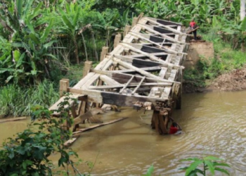 Farmers stage demo over collapse of 1808 bridge