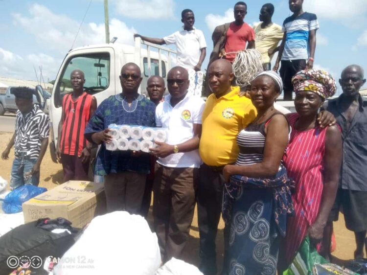 V/R: Parliamentary staff donate to the people of Dzita