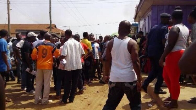 Angry youth attack police, smash widescreen of DCE’s vehicle