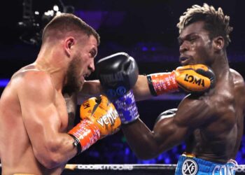 Vasiliy Lomachenko beats Richard Commey by unanimous decision