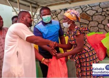 Nkosuohene Nana Owiredu Wadie I fetes widows, children in Kwahu-Nkwatia