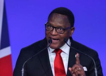 Malawi president warns ministers against corruption