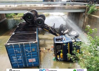 2 separate accidents block traffic flow on the Accra N1 Highway