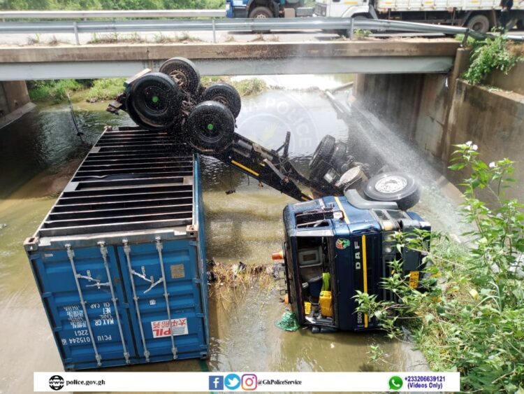 2 separate accidents block traffic flow on the Accra N1 Highway