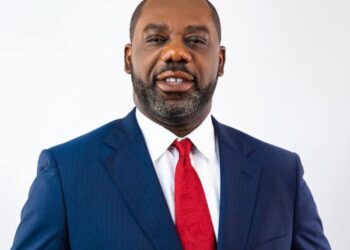 Energy Minister donates GH¢20k to Apiate Support Fund