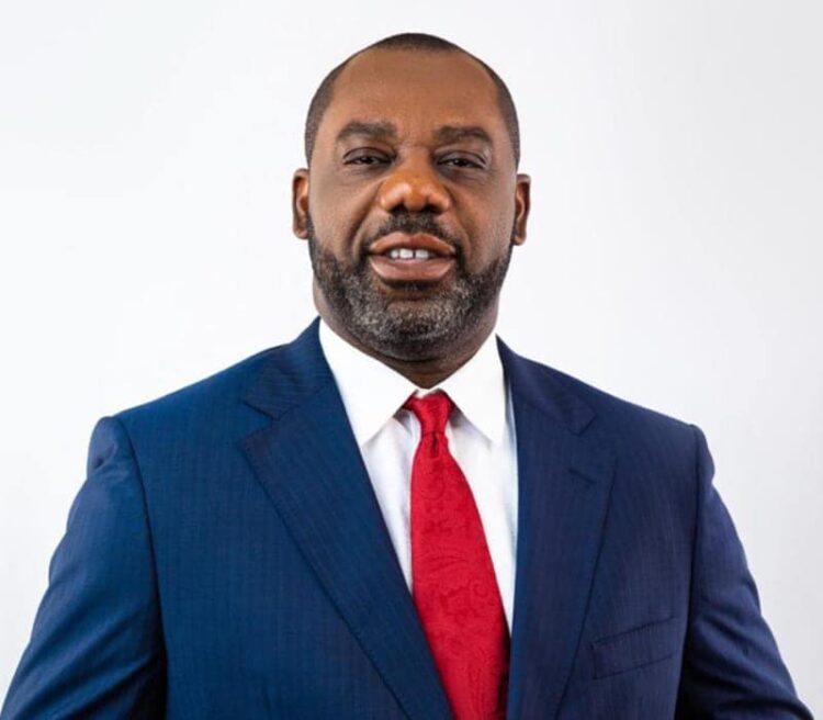 Energy Minister donates GH¢20k to Apiate Support Fund