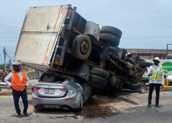 Truck crashes saloon car on Accra-Kasoa road