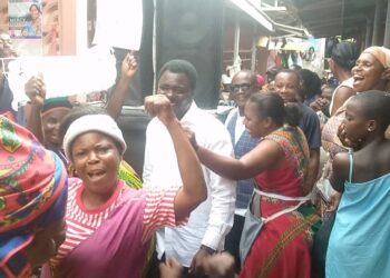 E/R: Suhum MP interacts with market women