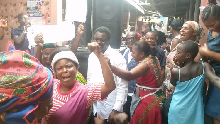 E/R: Suhum MP interacts with market women