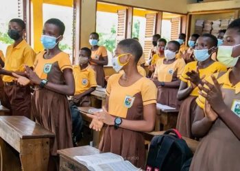 E/R: Former GES Director-General support BECE students in Birim South District