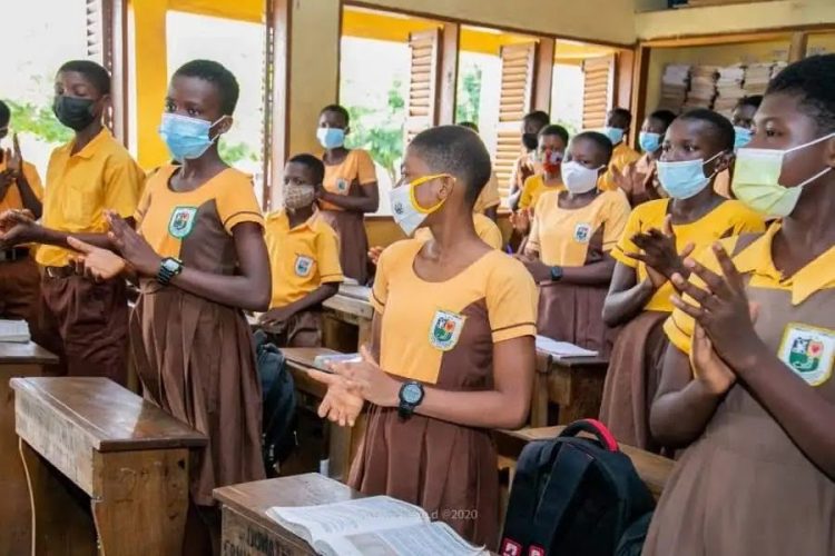 E/R: Former GES Director-General support BECE students in Birim South District