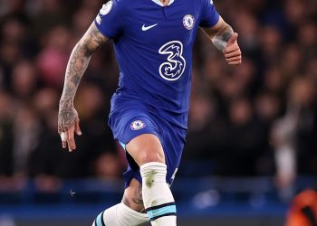 Fernandez makes debut as Chelsea held by Fulham