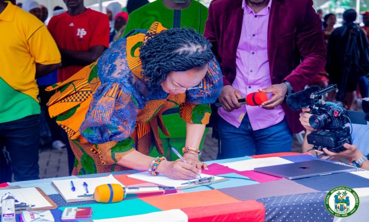 Mayor of Accra signs petition to push for extended fund to support markets in Accra
