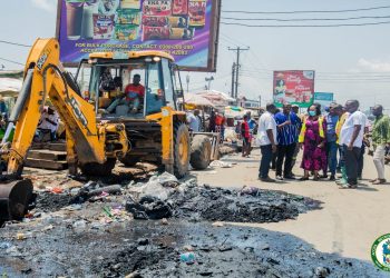 Accra Mayor inspects ongoing desilting works at Agbogbloshie ahead of rains