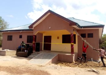 E/R: Kwahu Afram Plains South DCE commissions CHPS compound in 3 Communities
