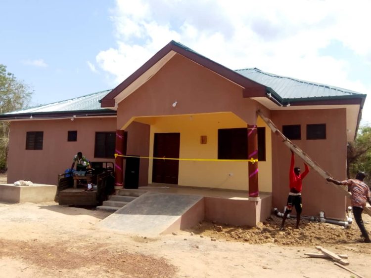 E/R: Kwahu Afram Plains South DCE commissions CHPS compound in 3 Communities