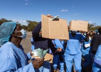Zimbabwe to offer public servants 100% pay rise