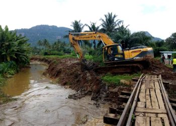 E/R: Small Scale Miners Association desilt drains in Nkawkaw