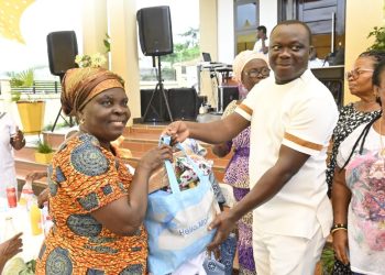 E/R: Okyenhenekyeame donates to 50 elderly women at Domeabra