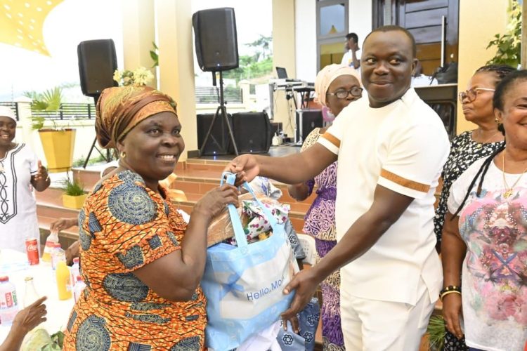 E/R: Okyenhenekyeame donates to 50 elderly women at Domeabra