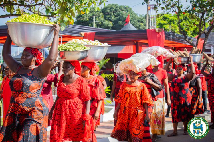 Mayor of Accra leads Market Women to donate foodstuffs to GTC to support funeral of late Ga Mannye
