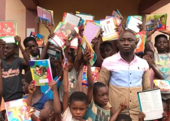 Journalist supports pupils with educational materials
