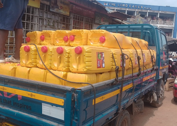 Taskforce seizes truck carrying smuggled vegetable oil at CMB market
