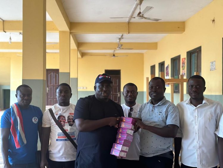 NPP’s Krobea Asante donates mobile phones to Nkawkaw and Abirem communicators