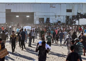 Starving Gazans raid UN warehouse, two dead