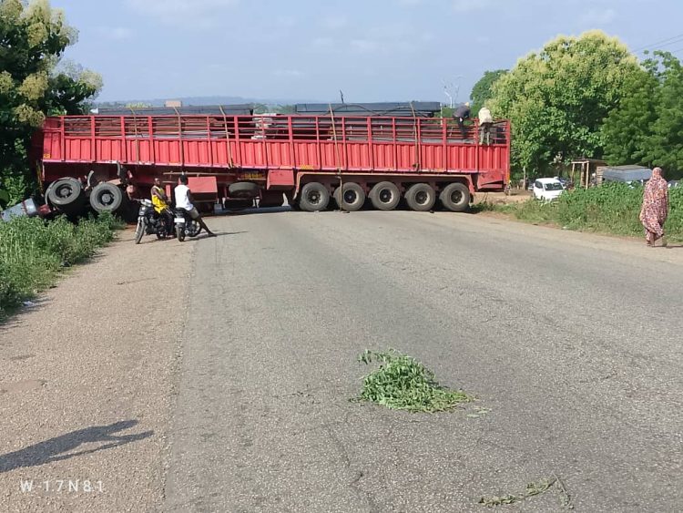 Hundreds stranded as truck overturns on Kintampo – Tamale Highway