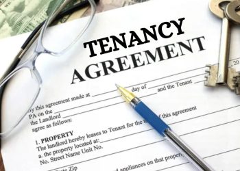 Tenant demands ¢19k rent refund after realizing door to her room passes through landlord’s hall