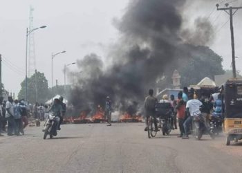 B/R: One killed, officer shot, market center torched as violent clashes erupt in Sampa