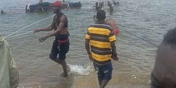Kwahu: Truck falls into Afram River at Adawso